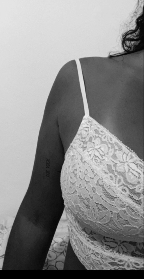 Isoca’s lovers @adorafans cover picture