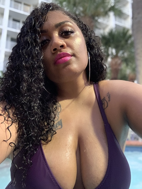Destinie Williams @alleyesondee cover picture