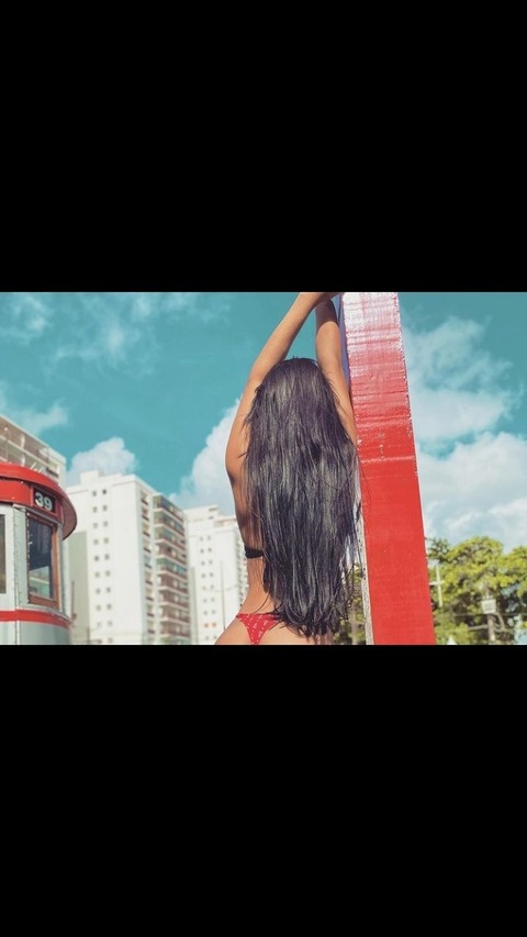 Roberta Moura @bebezitta cover picture