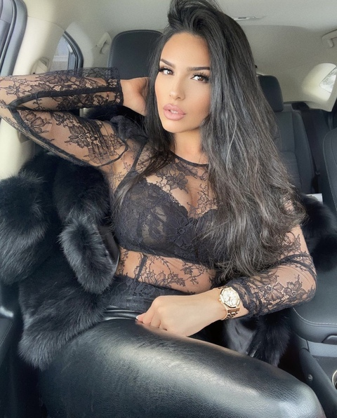 Bella Lees @bellal cover picture