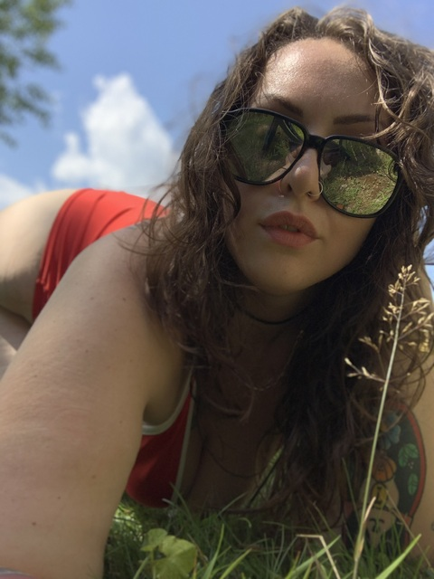 Kristen @birdtownbombshell cover picture