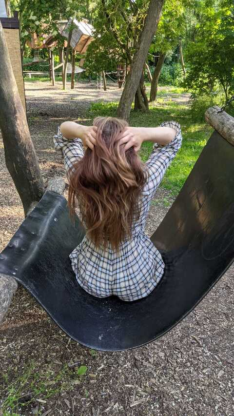 Leonie @blondgirlleonie cover picture