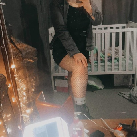 Caity @caitybee cover picture