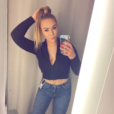 Caroline @carolinejay cover picture