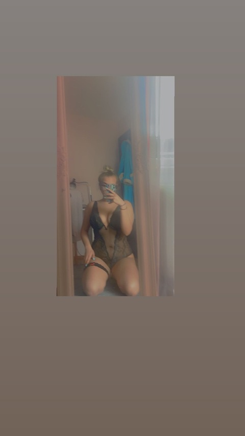 cezara @cezaraa cover picture