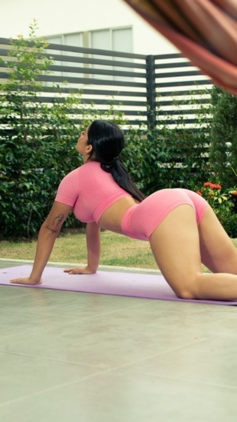 Charith Aramburo @charithara cover picture