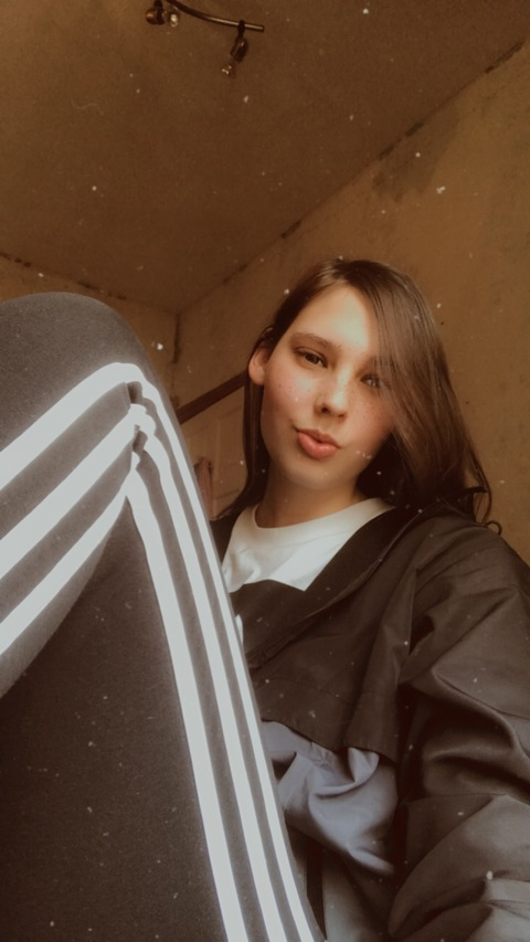 Charley🍬 @charlou cover picture