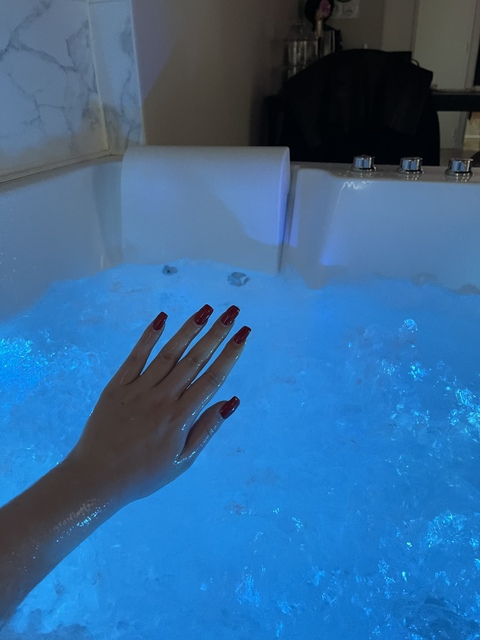 C.H Chérie @cheriee cover picture