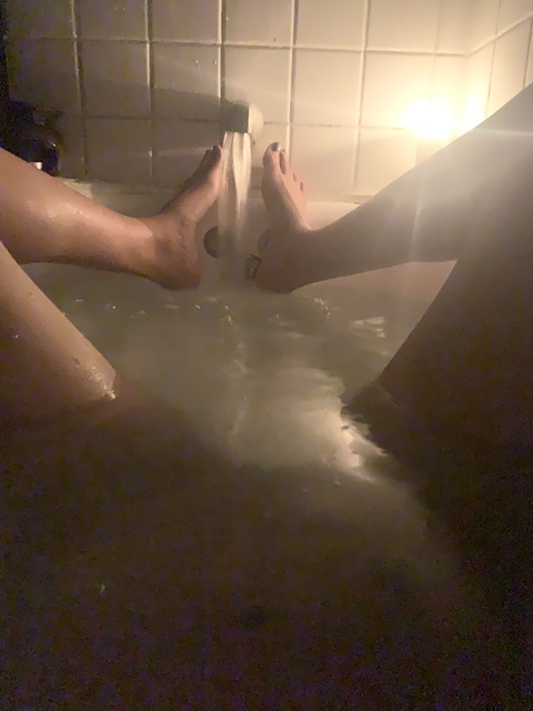 Legs for Days 🦵🏽🦵🏽 @clairebare cover picture