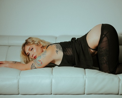 Courtney Corset @courtneycorset cover picture