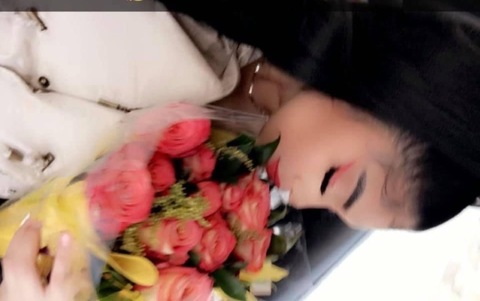 E @emonneey cover picture