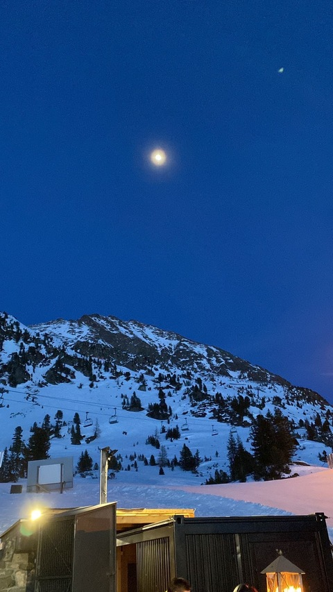 -_- @evan.red cover picture