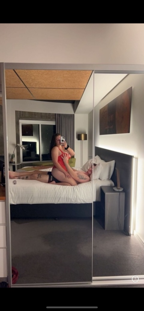 Courtney @extracourtneyb cover picture