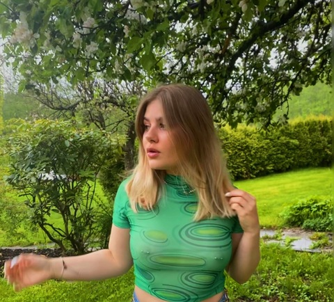 Helen @helenliian cover picture