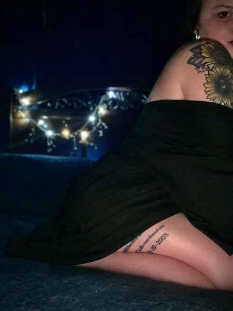 Momma N @hotmomma.97 cover picture