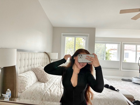 Riri Sinclair @irysinclair cover picture