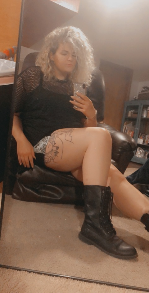 Jenni Hamilton @itsjenni cover picture