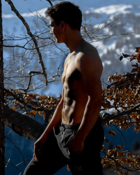Ivan @ivandax cover picture