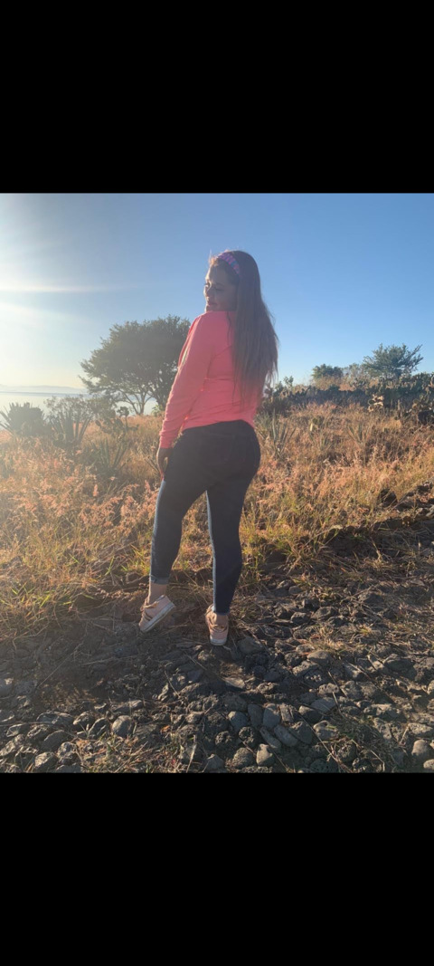 Lari Lara @larilara cover picture