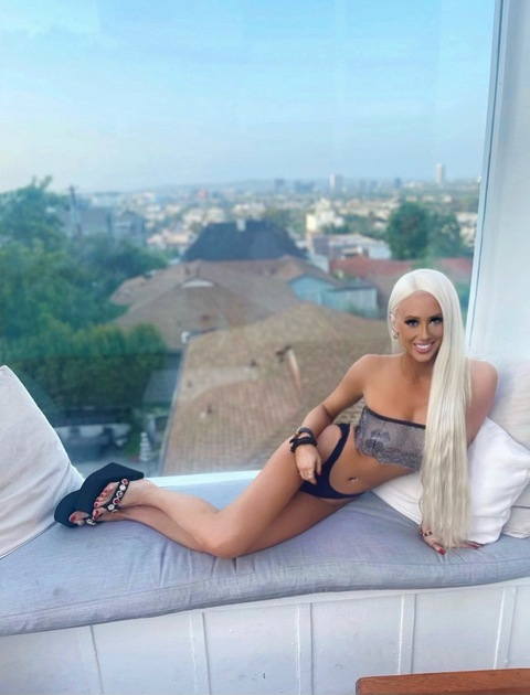 Lauren Ash @laurenash cover picture