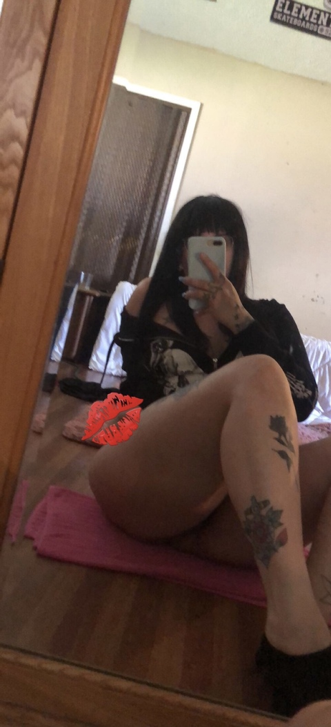 Lindsey Maloney @lindseynicole cover picture