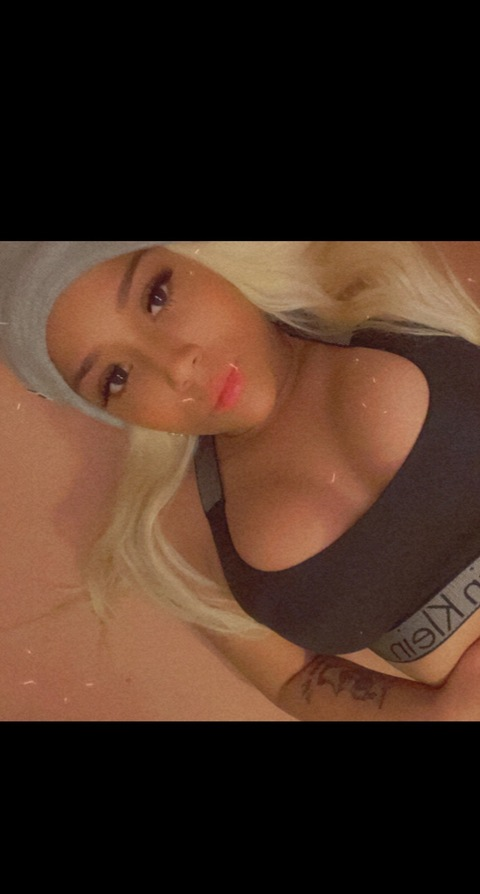 Lola @lolaventura cover picture