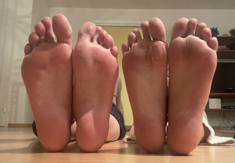 2 girls, 4 feets @lovefeet321 cover picture