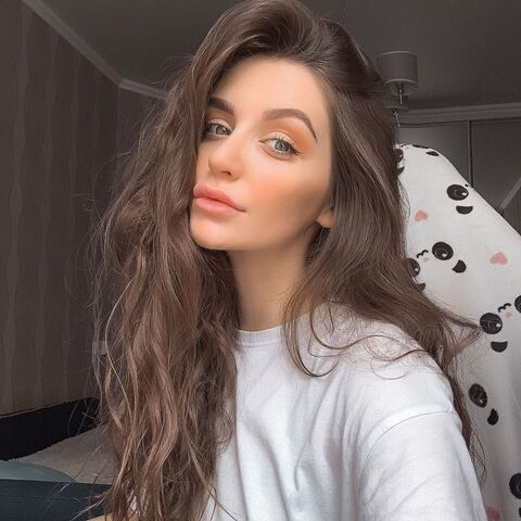 Julia Lyasheva @lyasheva cover picture