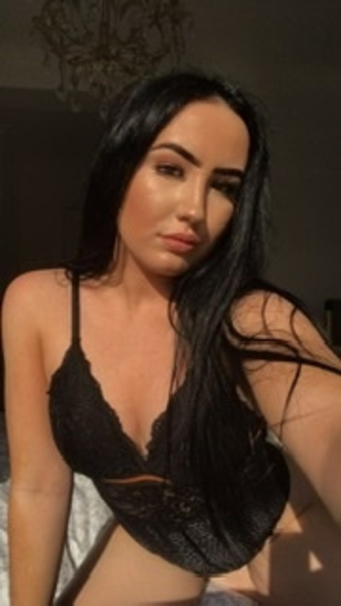 Holly-rosè @misshollywatts cover picture