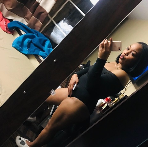 Alexxis Luther @moneymae cover picture