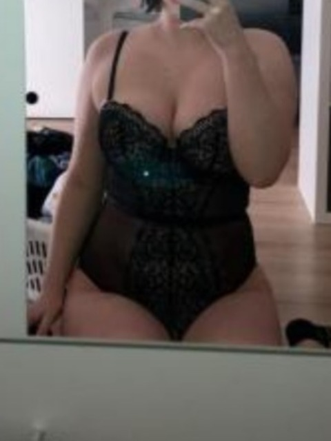 Nelee @neleecr cover picture