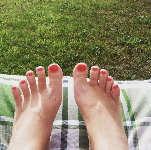 Toe-tally yours @onlytoots cover picture