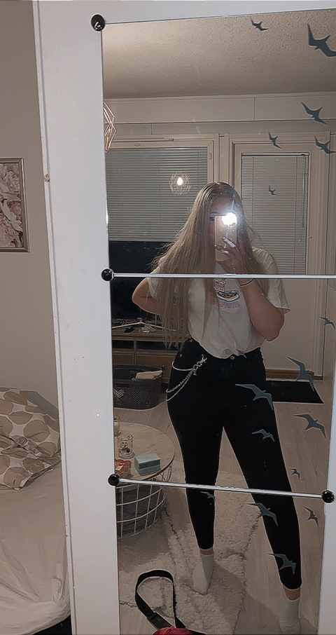 Evelinea @prettyevelinea cover picture