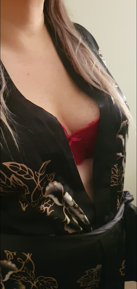 Raven @rise_on_raven cover picture