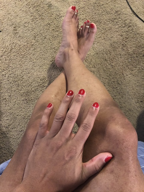 RobynSometimes @robynsometimes cover picture