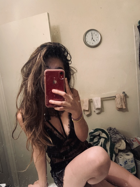Roxanne @rovxnnee cover picture