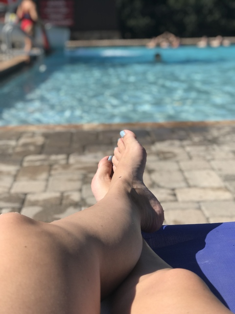 Sasha Jones @sashajonestoes cover picture