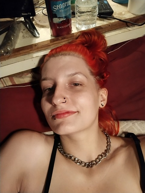 Sadie Klinzman @sexy.stoner cover picture