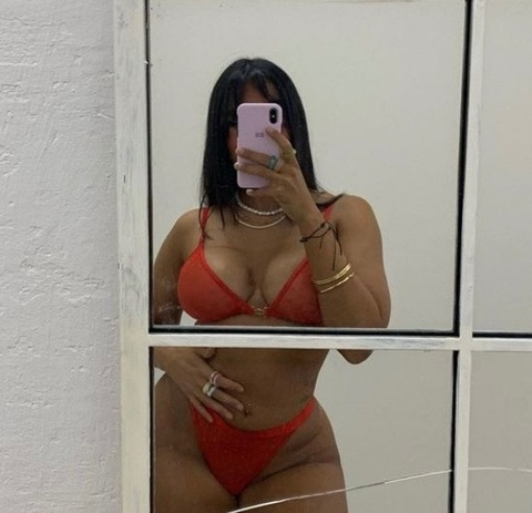 Selina @sneakyselina cover picture