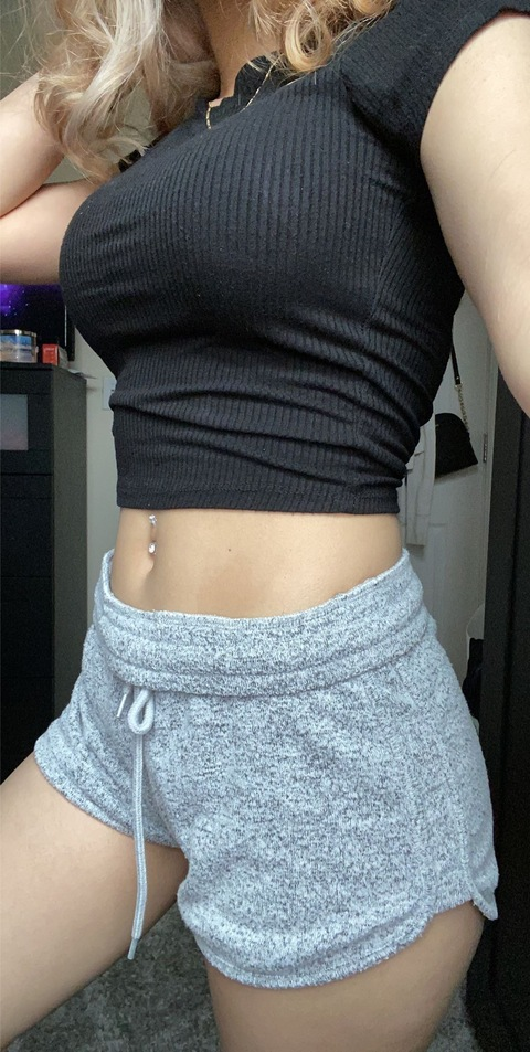 Mia @tinymia cover picture