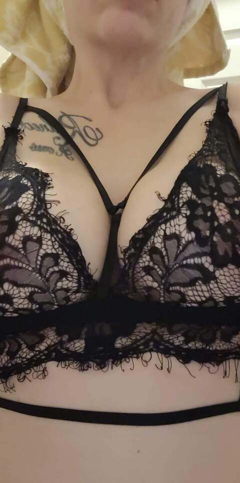 Miss Roux @tinyshysiren cover picture