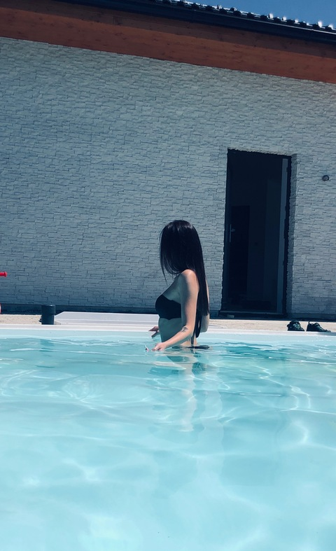 Bad girl🐻 @u190811542 cover picture