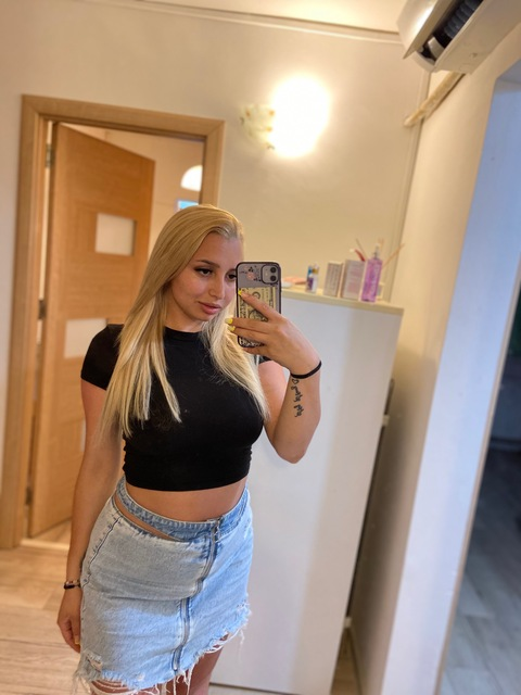 Andreea 🌝 @u212535690 cover picture