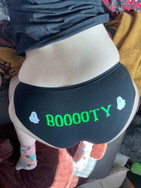 bee 🖤 @urgothgfbee cover picture