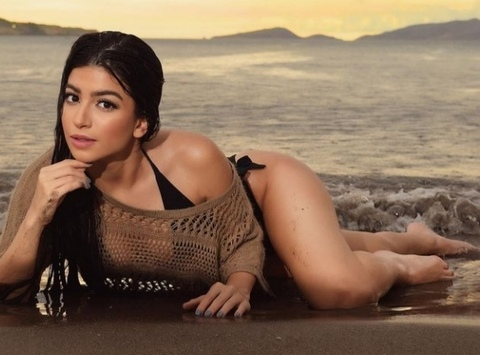 Vale Rey @valerey cover picture