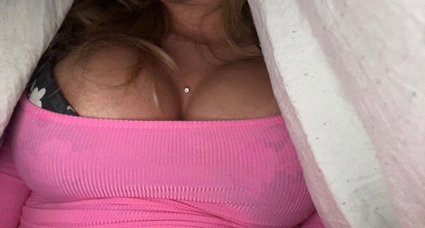 Nina @woahninax cover picture