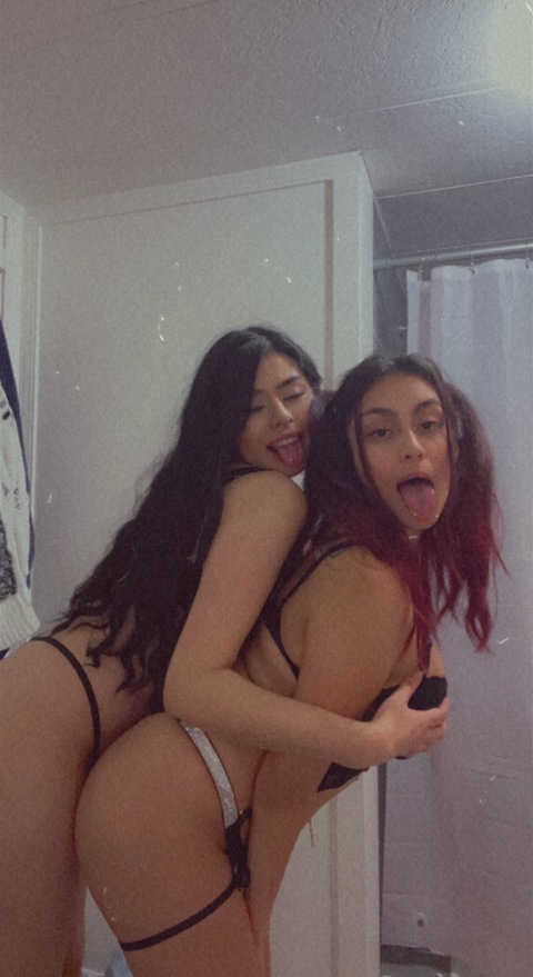 your fav girls @xoleslii cover picture